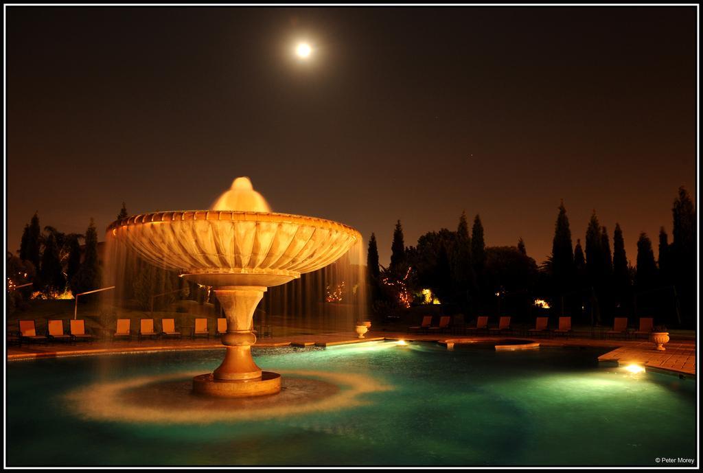Peermont D'Oreale Grande At Emperors Palace Кемптън Парк Екстериор снимка