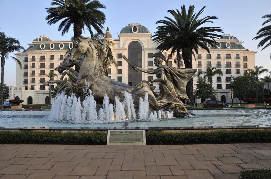 Peermont D'Oreale Grande At Emperors Palace Кемптън Парк Екстериор снимка