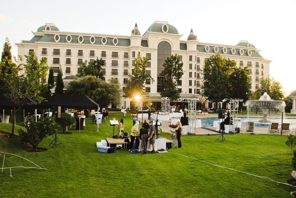 Peermont D'Oreale Grande At Emperors Palace Кемптън Парк Екстериор снимка